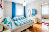 Modernisierungsbedürftiges Zweifamilienhaus mit Fernwärmeheizung in zentraler Lage Schwandorf´s - OG Schlafzimmer