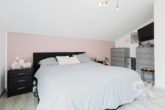 Schlafzimmer2 - Neuwertiges Einfamilienhaus mit großem Grundstück, top Ausstattung & günstiger KfW-Finanzierung!
