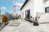 Neuwertiges Einfamilienhaus auf schönem Grund mit Doppelgarage und Einbauküche in Grafenwöhr - Terrasse vorne