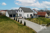 Neuwertiges Einfamilienhaus auf schönem Grund mit Doppelgarage und Einbauküche in Grafenwöhr - Front