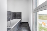 Neu erbautes Einfamilienhaus mit EBK und PV-Anlage auf Filetgrundstück in schöner Siedlung Mantel´s - Badewanne copy