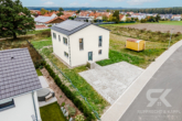 Neu erbautes Einfamilienhaus mit EBK und PV-Anlage auf Filetgrundstück in schöner Siedlung Mantel´s - Front copy