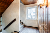 Renovierungsbedürftiges Zweifamilienhaus auf schönem Grund in ruhiger Siedlung Luhe-Wildenau´s - Treppenhaus