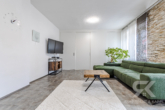 Renovierte und große 3-Zimmer-Eigentumswohnung mit neuem Bad, Garage und EBK in Innenstadtnähe - Wohnzimmer