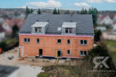 4-Zimmer-Neubauwohnung OG mit Balkon - 6 Wohneinheiten in schöner, ruhiger Lage in Altenfurt - Front Stand 02.2024